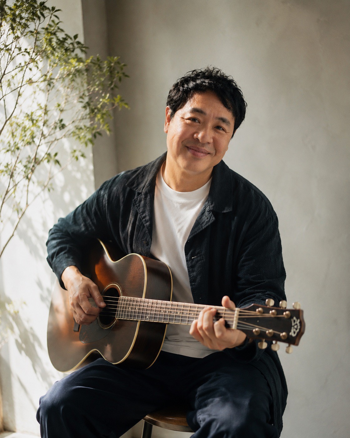 ギターを手にする岡本マサヨシ（心音-こころね-としての音楽活動）